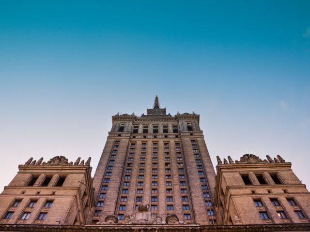 Terapeuta wykonujący masaż terapeutyczny pacjentowi w Warszawie