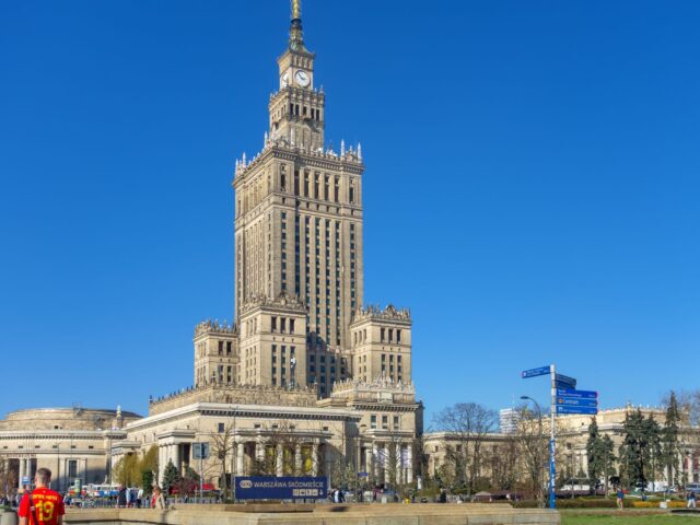 Terapeuta wykonujący masaż terapeutyczny pacjentowi Warszawa