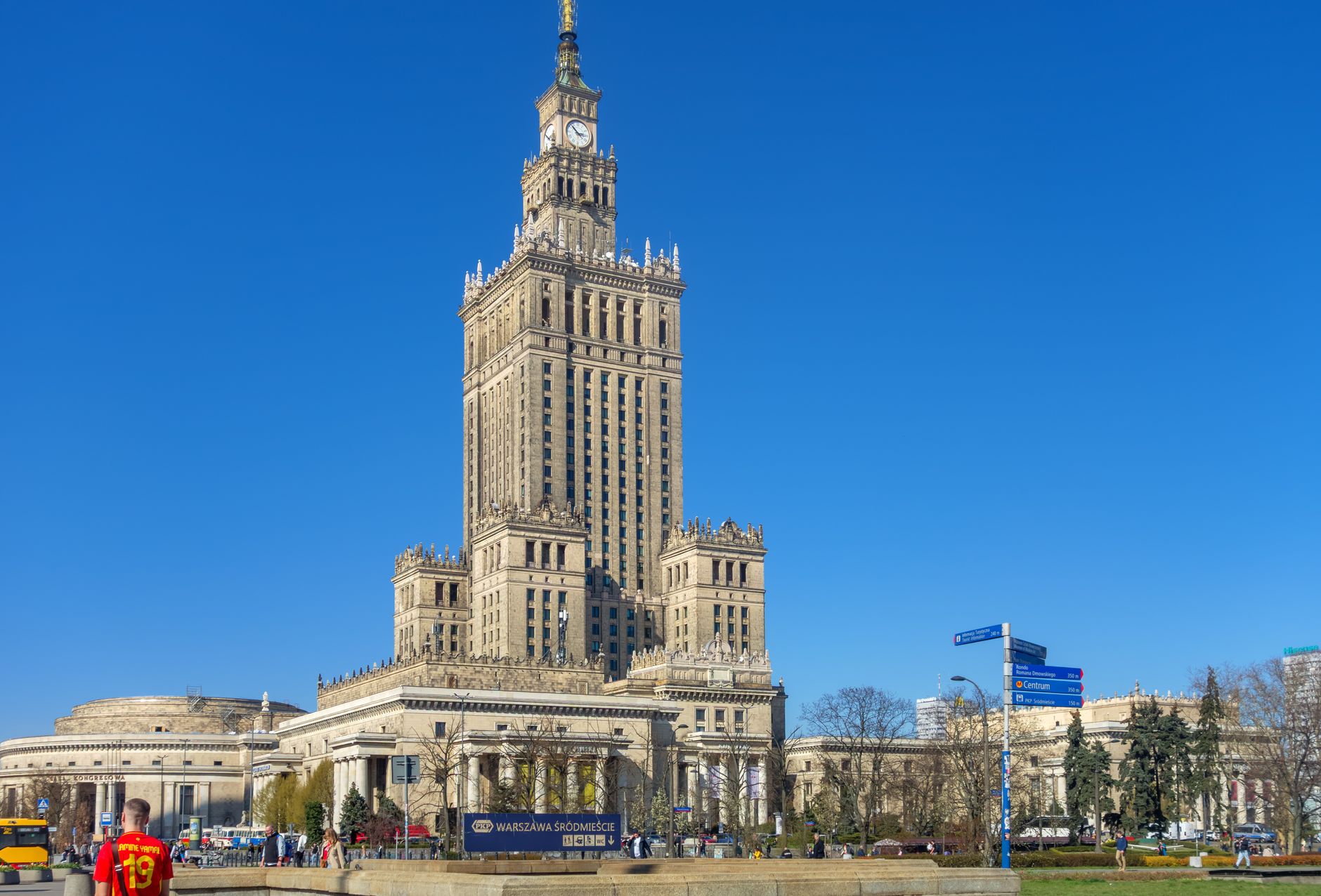 Terapeuta wykonujący masaż terapeutyczny pacjentowi Warszawa